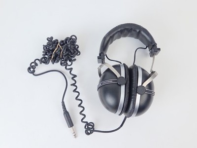 Vintage Pioneer SE-305 Over Ear Headphones Padded Retro Black 1/4  Jack TESTED