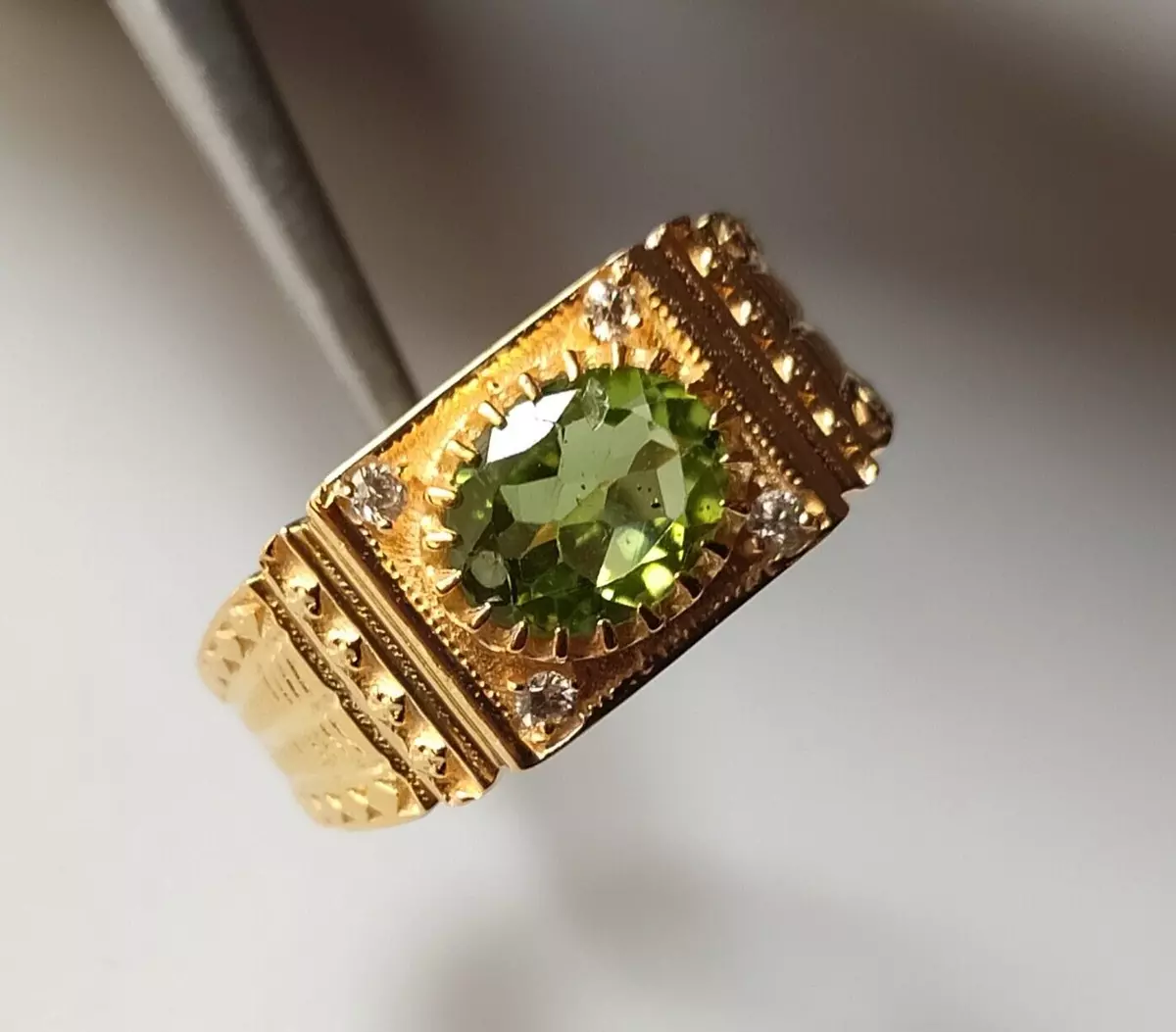 Mens vintage peridot ring deals