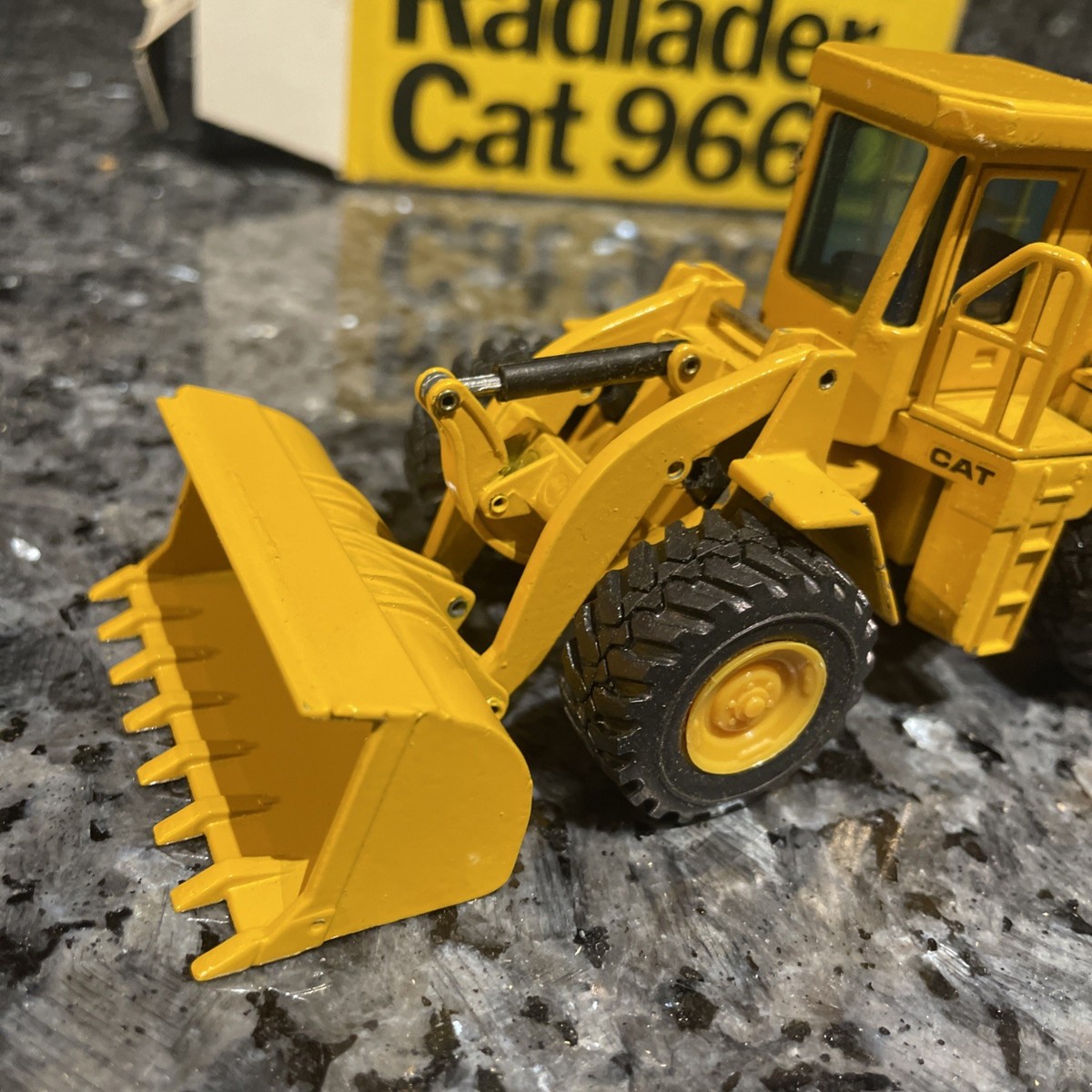 NZG 1/50 CAT 966F ホイールローダー 25周年記念 シルバー NZG 1/50 CAT 966F ホイールローダー 25周年記念 シルバー 1/50