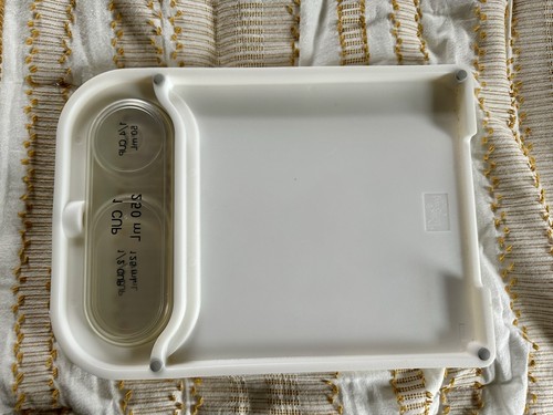 Pampered Chef Cut & Measure Cutting Board 1028 w/ 3 Measuring Cup Insert Retired - Picture 3 of 4