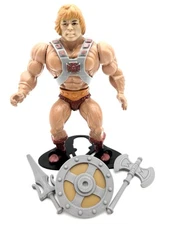 MASTERS OF THE UNIVERSE 1982 HE-MAN W/STAND & 3D PRINTED REPLICA WEAPONS. (READ)