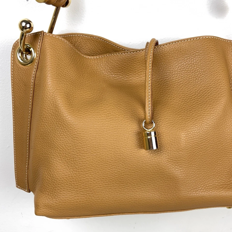 Bolso de mano de hombro Lederer marrón tostado de cuero granulado con tachuelas hecho en Italia Foto 2 de 4