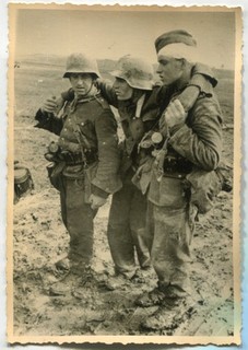 FOTO ARCHIVIO TEDESCO SECONDA GUERRA MONDIALE: SOLDATI WEHRMACHT CHE AIUTANO IL FERITO SU UN CAMPO