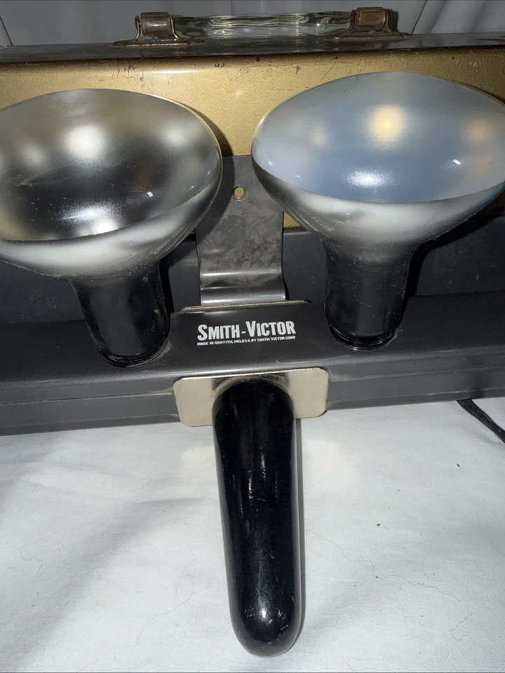 2 barras de luz de filme vintage Smith-Victor modelo GL-60, 4 lâmpadas todas funcionando 1 estojo - Imagem 3 de 4