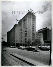 1986 Press Photo Free Building View Exterior Parikng - RRU60311