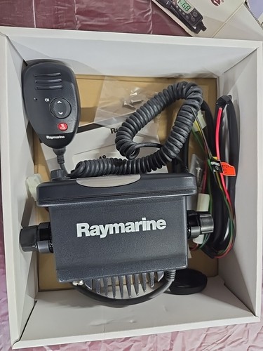 Raymarine RAY 48 Marine VHF Radio Transceiver W/ Fist Mic - Picture 4 of 10
