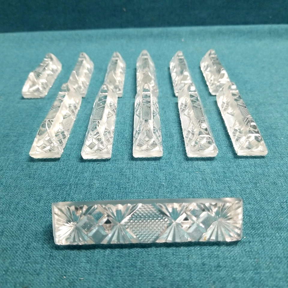 Juego de 12 soportes para cuchillos de cristal cortado con pequeñas picaduras de pulgas en cada uno, una astilla grande  Foto 2 de 4