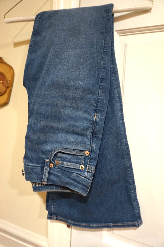 NWT AMERICAN EAGLE WOMEN JEANS  SIZE 2  SUPER HIGH RISE