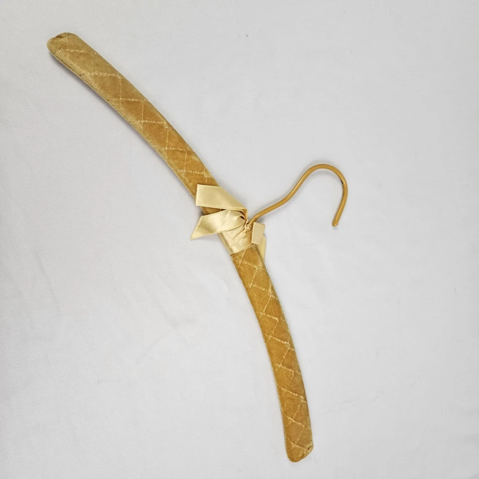 Percha de terciopelo cosida dorada vintage 16" sobre madera ropa tocador Foto 3 de 4
