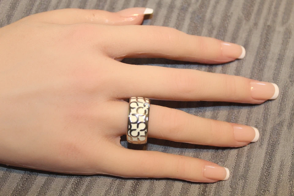 Banda Coach Logotipo “C” Esmalte Blanco Tono Plata-Talla 8- Muy Buen Estado Foto 2 de 4