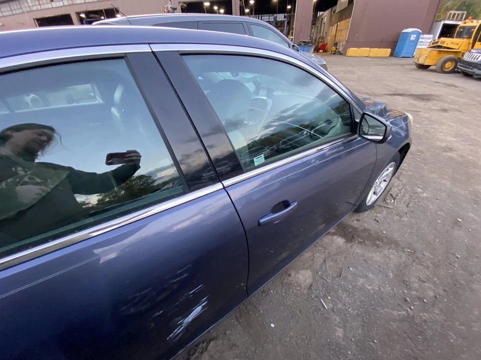 Used Front Right Door Assembly Front fits: 2014 Chevrolet Malibu VIN 1 4th digit - Imagem 2 de 4