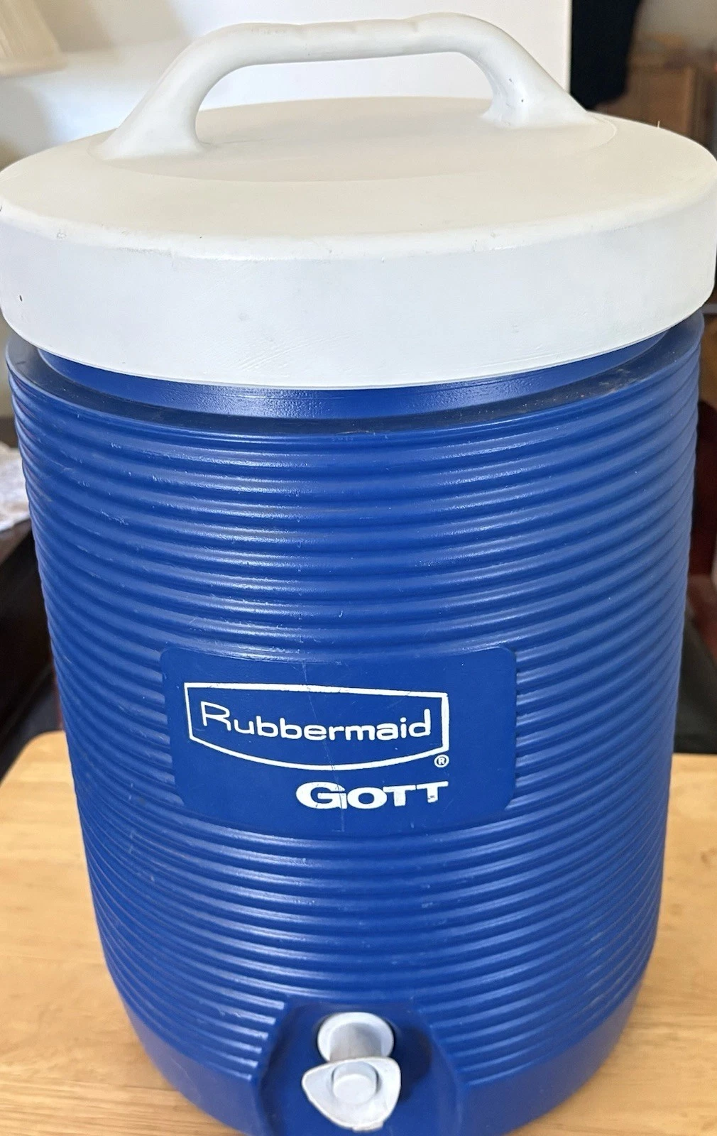 Rubbermaid Gott 5 Gallon Blue and White Cooler/Drinking Water Dispenser (Used)