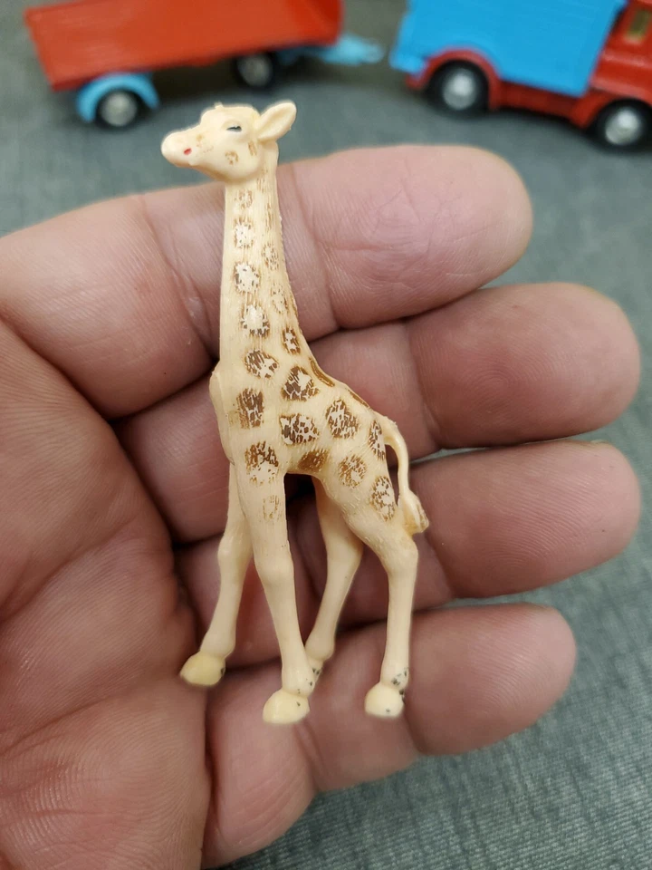 CORGI MAJOR CHIPPERFIELD'S CIRCUS BEDFORD TRACTOR UNIT W/TRAILER & 2 GIRAFFES - Image 3 of 4