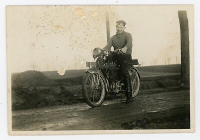 FOTO SCHNAPPSCHUSS Amateur 1925, ein Mann auf seinem alten Motorrad Motorrad Bécane