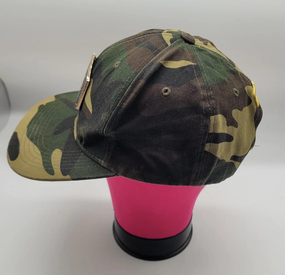 4350 District Hombres Camuflaje Dorado Sombrero Gorra Snap Back Calavera AOP Ala Parche Metal Insignia Foto 2 de 4