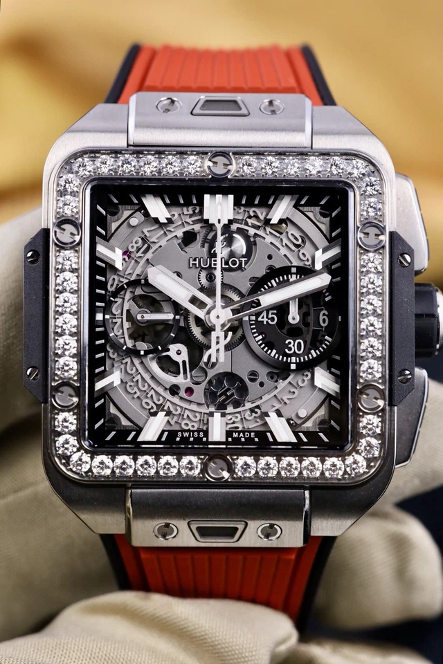 Brazalete cuadrado Hublot - 821.NX.0170.RX.1204 con bisel de diamantes de fábrica - 2024 Foto 3 de 4