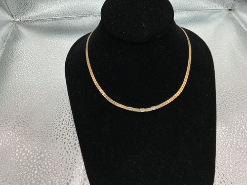 VTG SIGNED AVON GOLD TONE HERRINGBONE CHAIN NECKLACE w (3) CHANNEL SET CRYSTALS - 第 1/4 張圖片