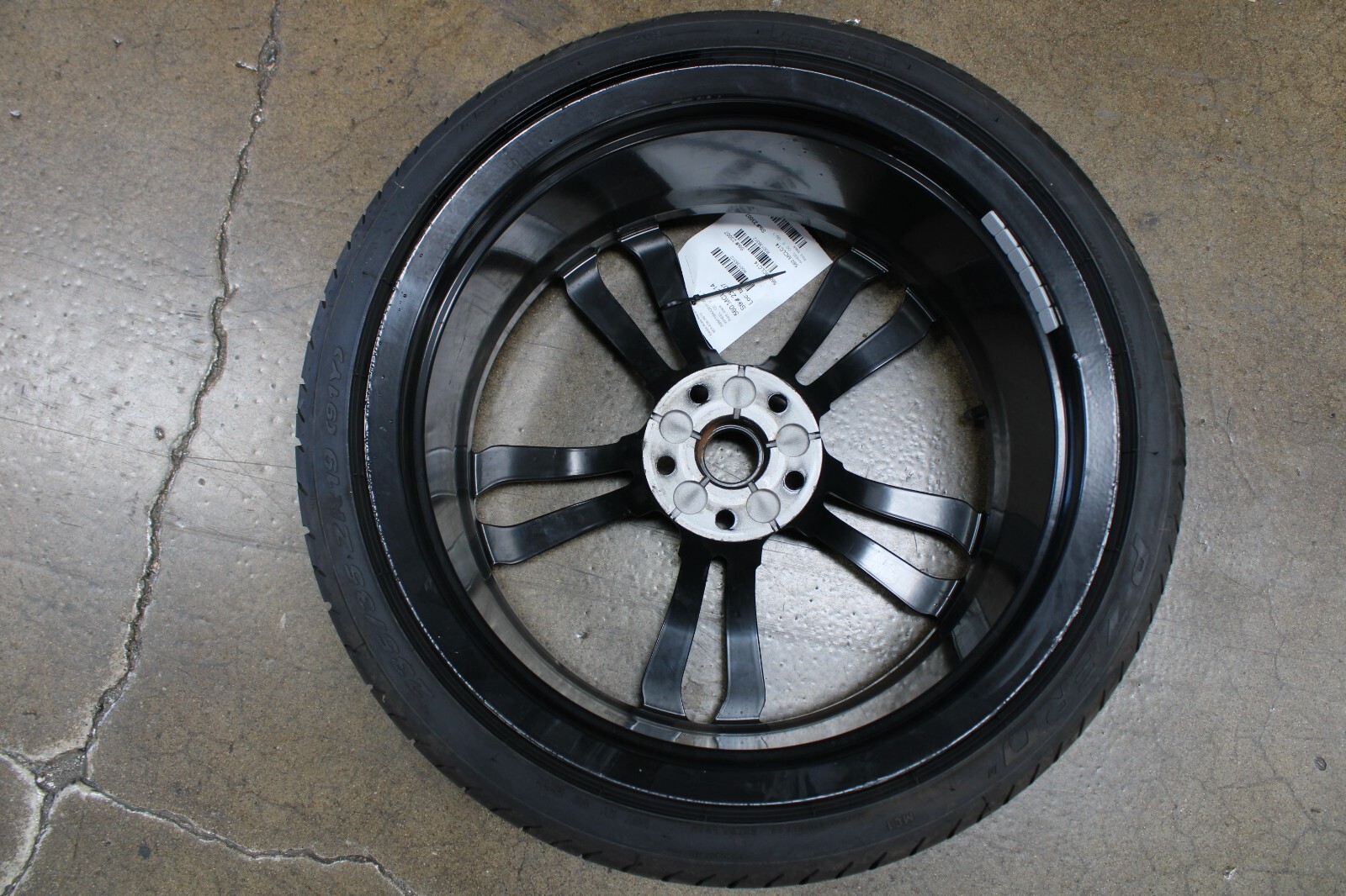 McLaren MP4-12C, Front Wheel, Black, Light Rash, 8.5X19, Used