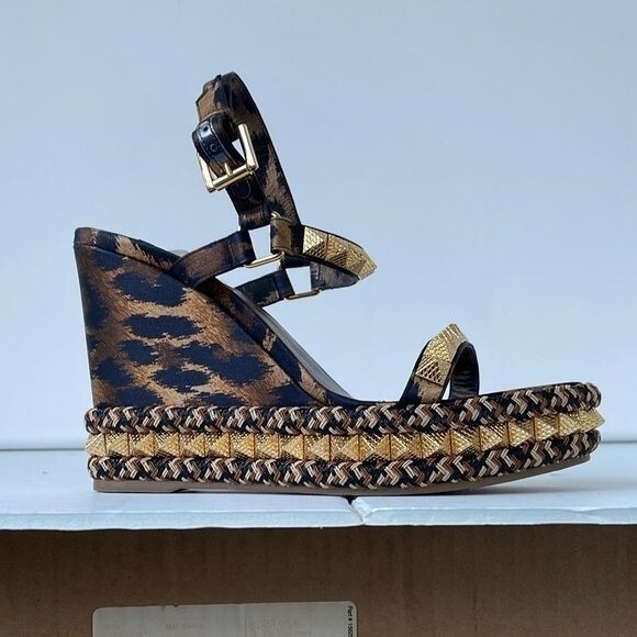 【関税込み】CHRISTIAN LOUBOUTIN PYRACLOU' SANDALS Christian Louboutin Pyraclou Metallic Spike Red Sole Wedge