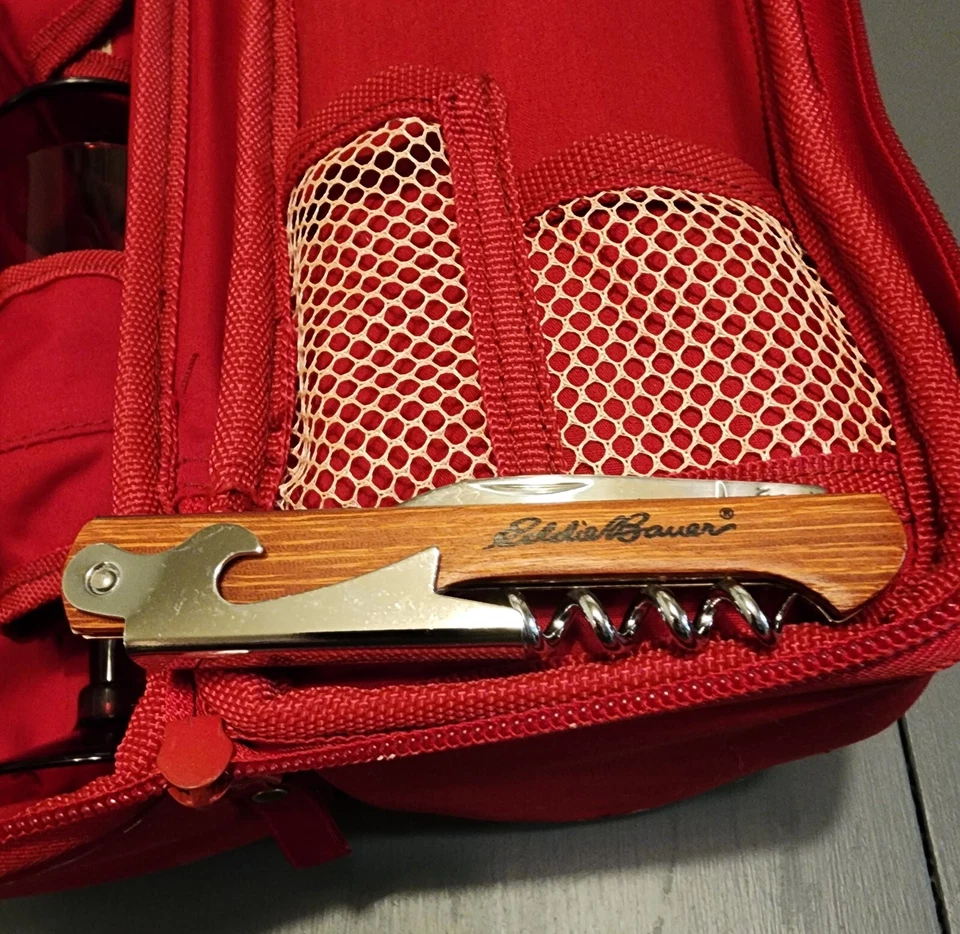 Portador de vino tinto aislado Eddie Bower Foto 3 de 4