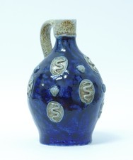 Steinzeug Krug Flasche Schlangen und Muscheln Applikationen blau grau 2449