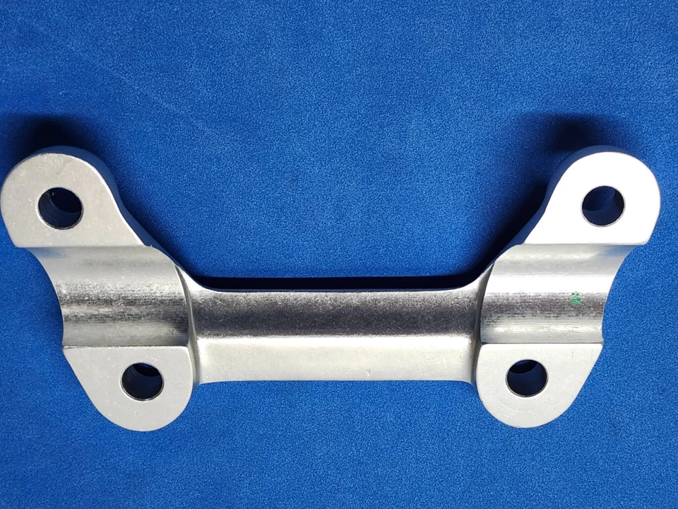 Nuevo OEM 2016-2017 Triumph Street Twin manillar abrazadera elevadora superior # T2041364 Foto 2 de 2