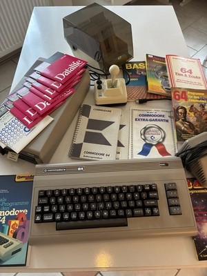 Commodore C64 Brotkasten / MEGA Set / Joysik / Floppy / Handbuch / Disketten