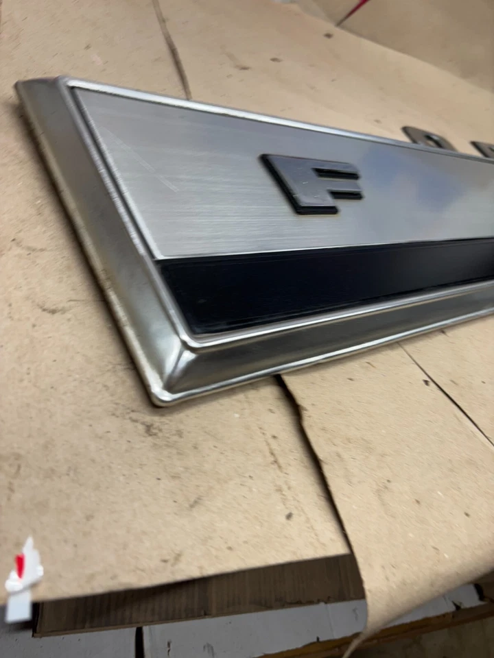 F100 F150 1980 1984 F250 F350 puerta trasera puerta trasera panel de moldura 80 81 82 83 84 Foto 2 de 4