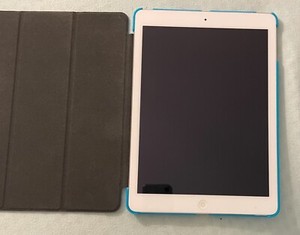 Apple IPad Air 2v. 2015, PLUS 1 Iphone8 64GB(beschädigtes display) geschenkt