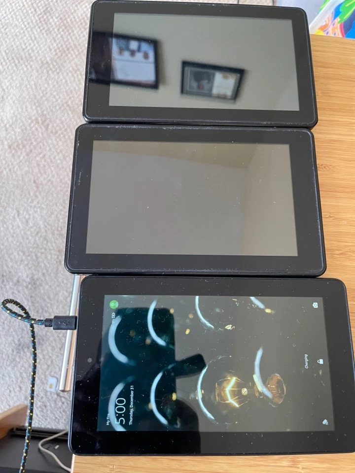 LOT OF 3 Amazon Fire (5th Generation) 8GB, Wi-Fi, 7in and 2 kindle - Image 2 of 4