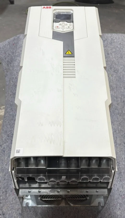 Unidad de frecuencia variable ABB ACS580-01-273A-2 273 AMPERIOS 208-240 VAC