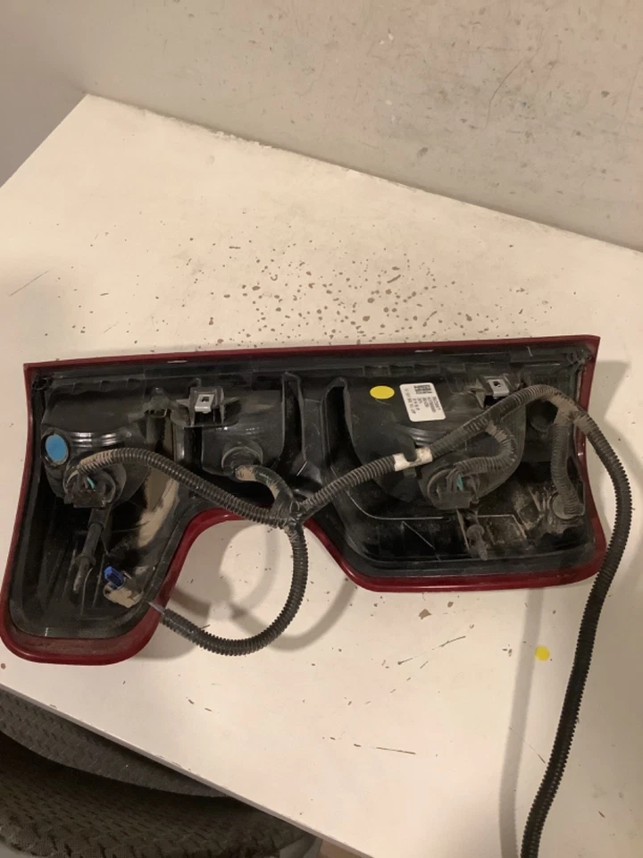 Chevrolet Silverado 1500 2019-2024 pasajero derecha cola halógena OEM C60R-20389 TL Foto 3 de 4