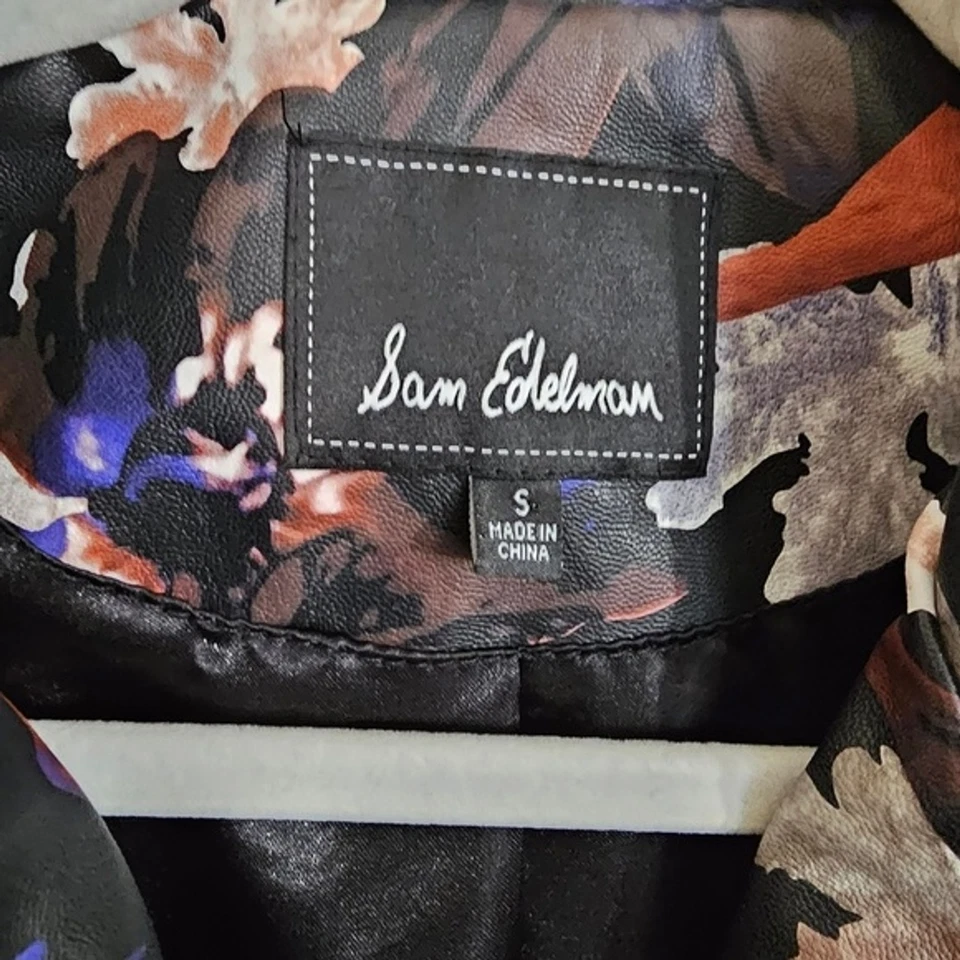 Chaqueta de moto Sam Edelman imitación cuero vegano floral talla pequeña negra rosa azul Foto 2 de 4