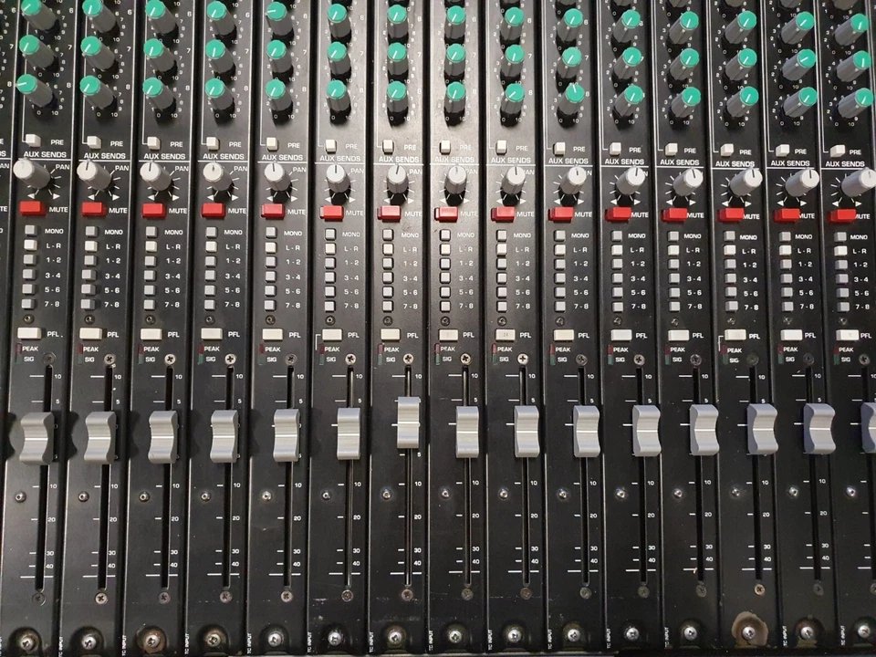 Crest live/studio console - 32-8-2 - Incl PSU and flightcase - Sold as is - Image 4 of 4