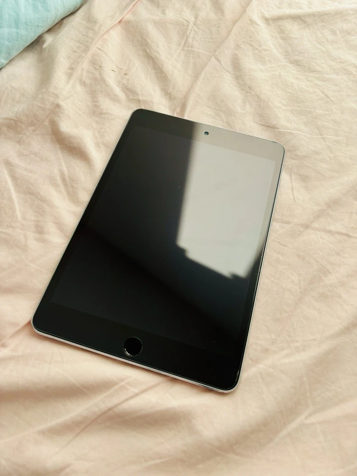 Apple iPad mini (4th generation) · 128GB · Wi-Fi, photo 2 sur 4