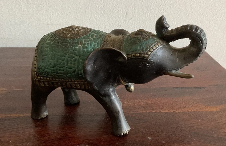 Preciosa estatuilla/escultura de latón elefante vintage verde Foto 2 de 4