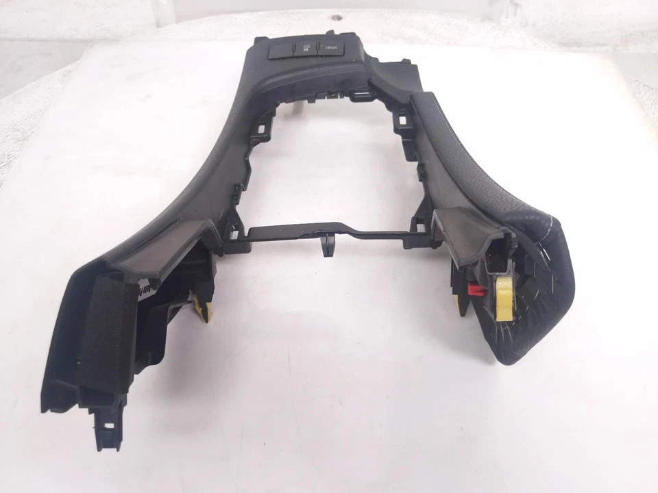 Верхний ободок центральной консоли 2017–2018 Toyota Corolla Im 58821-12210-C0 - Изображение 3 из 4