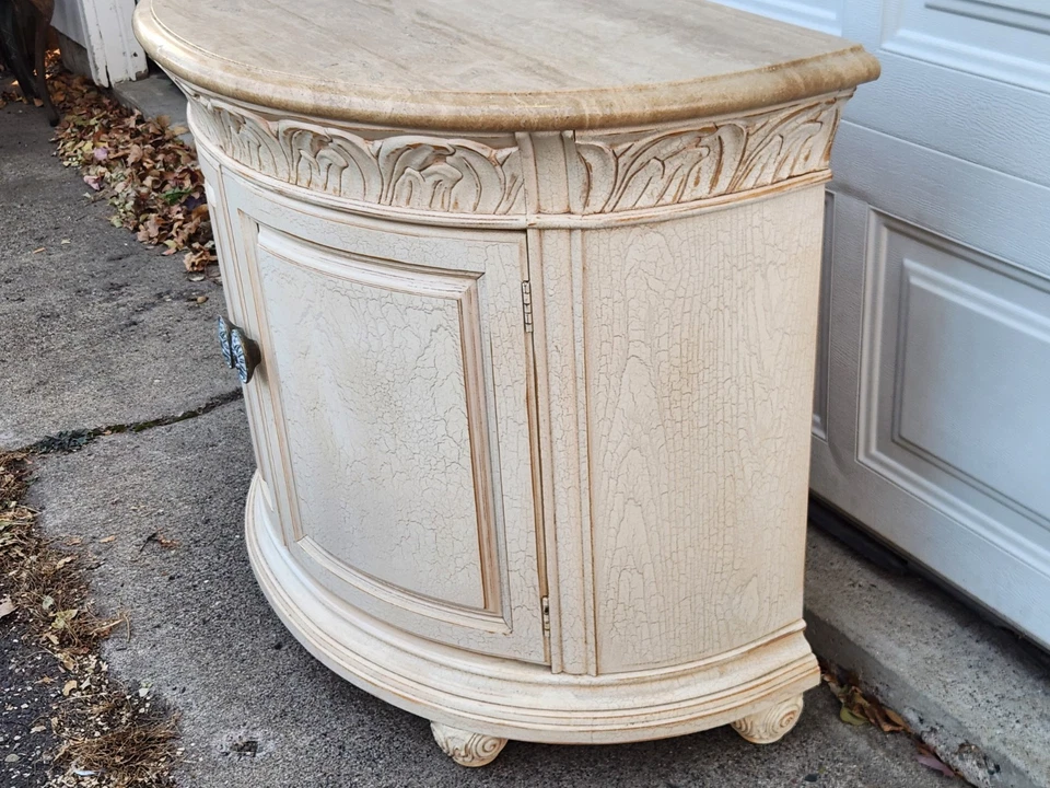 Armário noturno Henredon tamanho grande Demilune com tampo de mármore - Imagem 3 de 4