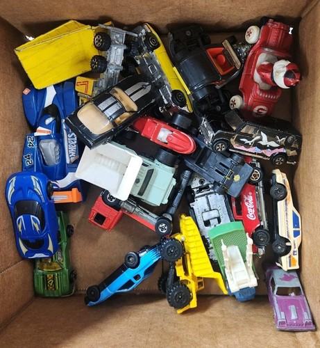 Box full of diecast Hotwheels - 第 1/1 張圖片