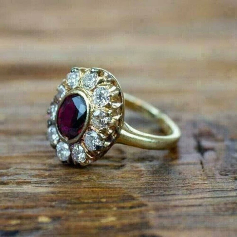 Anillo de compromiso con halo de rubí rojo simulado corte ovalado de 2,00 quilates enchapado en oro amarillo de 14 k Foto 2 de 4