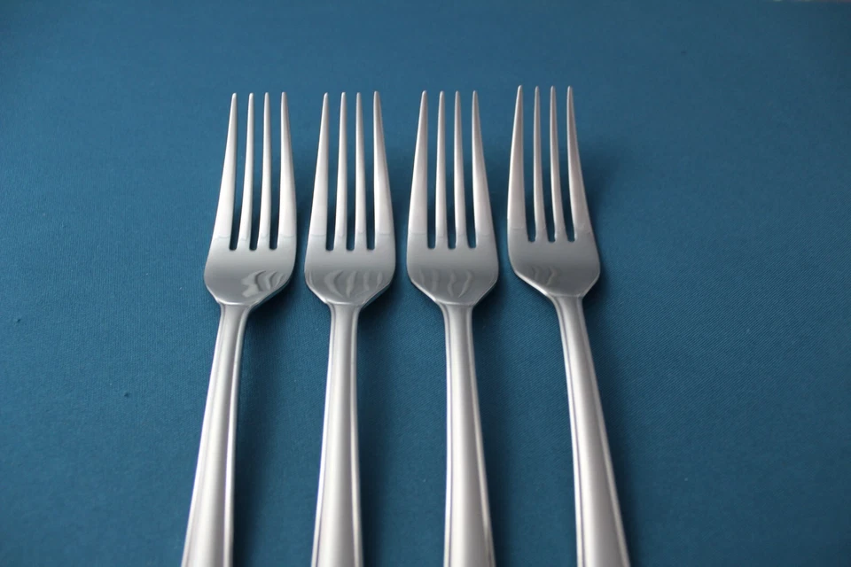 4 Tenedores de Cena Mikasa CLÁSICO SATINADO Gerald Patrick 18-8 Corea NUEVO 8" Foto 3 de 4