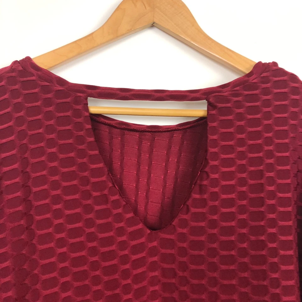 Blusa para mujer Cocomo texturizada manga larga ojo de cerradura espalda camisa roja lisa talla 2X Foto 4 de 4