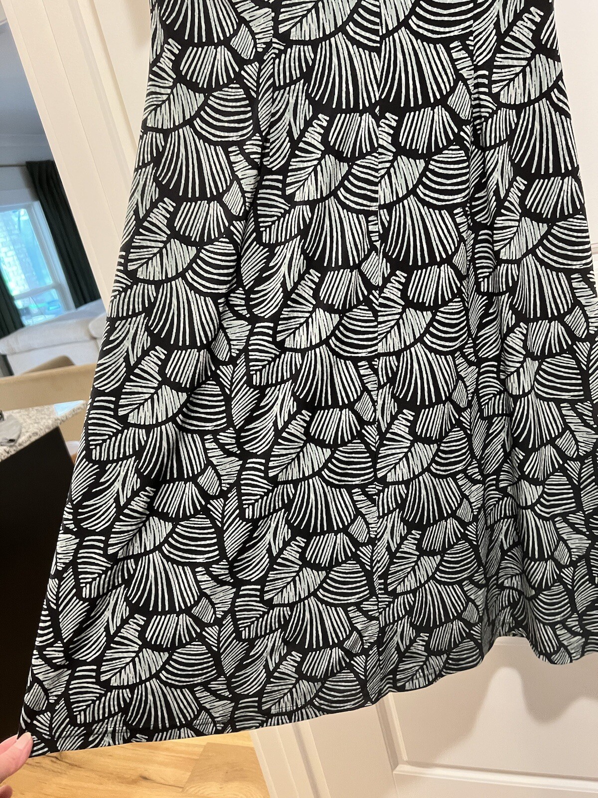 Connected Size 8 Leaf Patterned Cap Sleeve V Neck… - image 6