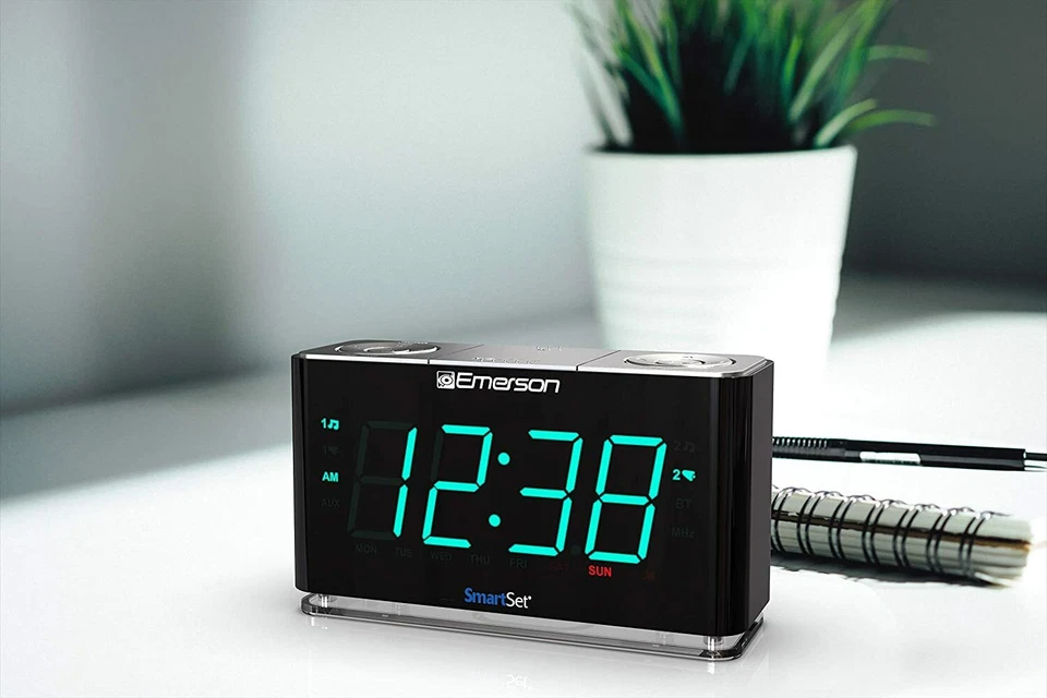 Emerson SmartSet Alarm Clock Radio with Bluetooth Speaker Charging Station USB - Image 3 of 4