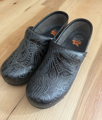 Dansko XP Black Floral Tooled Leather Slip-On Clogs Womens US 8.5 EU39 nursing