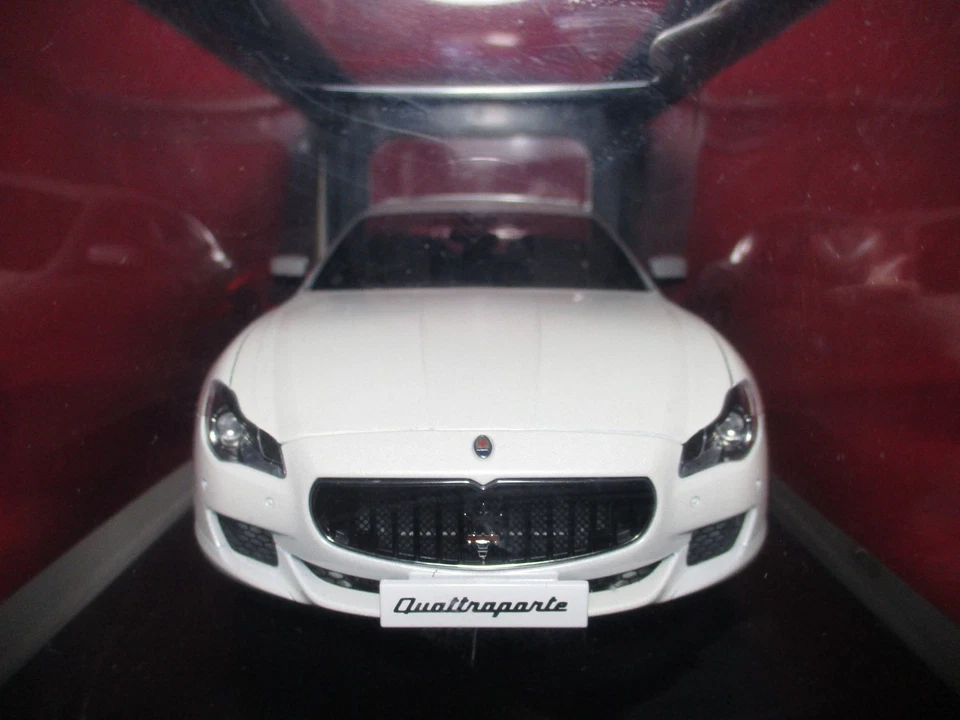 1:18 Scale Maserati Quattroporte GTS White Autoart Diecast Model Car Minichamps - Image 3 of 4