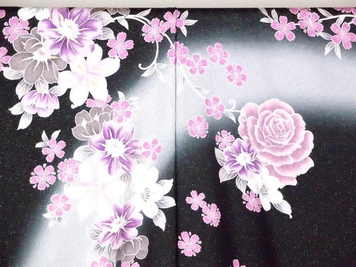 Furisode 19-teiliges komplettes Set aus reiner Seide, schwarz/gold mit lila Rosen - Bild 10 von 13