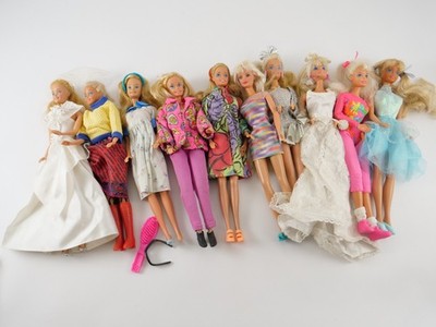 Satz Von 10 Barbie Puppen Mattel 80er/90er Jahre Mit Vintage Outfits Und Zubehör