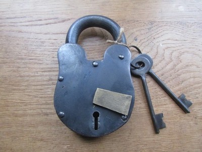 Rustikales Vorhängeschloss aus Eisen: altes Piraten-Schatztruhenschloss im Vintage-Stil 6''/150 mm