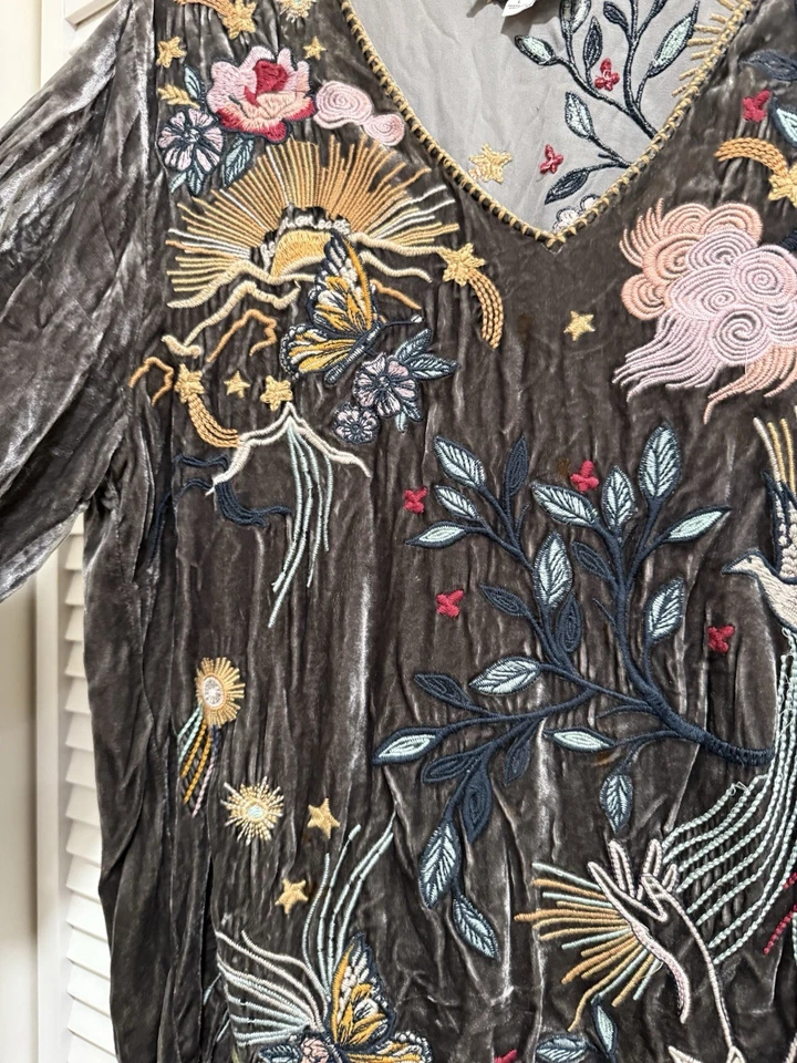 Blusa túnica bordada de terciopelo Johnny Was talla L XL 46” camisa busto $388 💫 Foto 4 de 4
